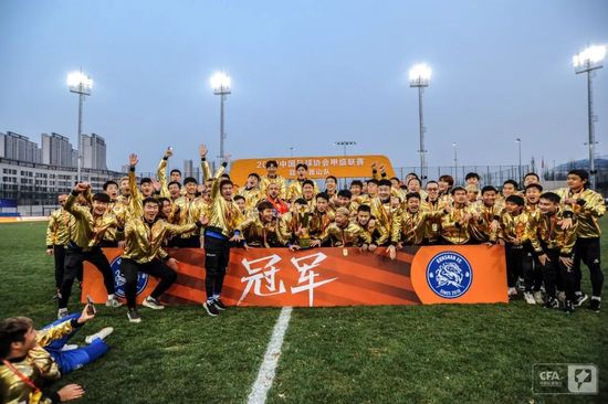 大清洗!曼晚：曼联1月愿卖瓦拉内 卡塞米罗 马夏尔 桑乔 范德贝克《曼彻斯特晚报》主编卢克赫斯特撰文，曼联愿意在下个月出售瓦拉内、卡塞米罗、马夏尔、桑乔、范德贝克。